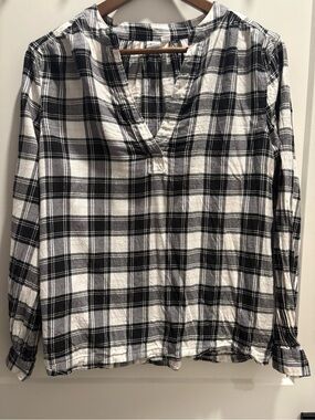 GAP Black and White Plaid V-Neck Long Sleeve Blouse